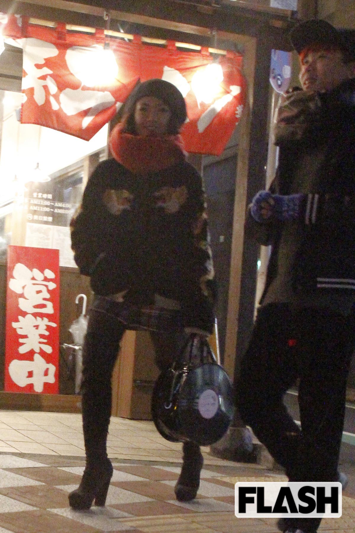 2015年に本誌が目撃した、午前7時まで店で一緒にいた二階堂ふみと、人気ミュージシャンのオカモトレイジ。当時、所属事務所は交際を否定している