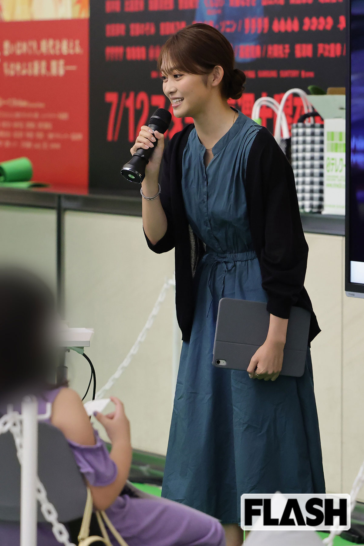 子どもたちに優しく語りかける五十嵐にいかアナ