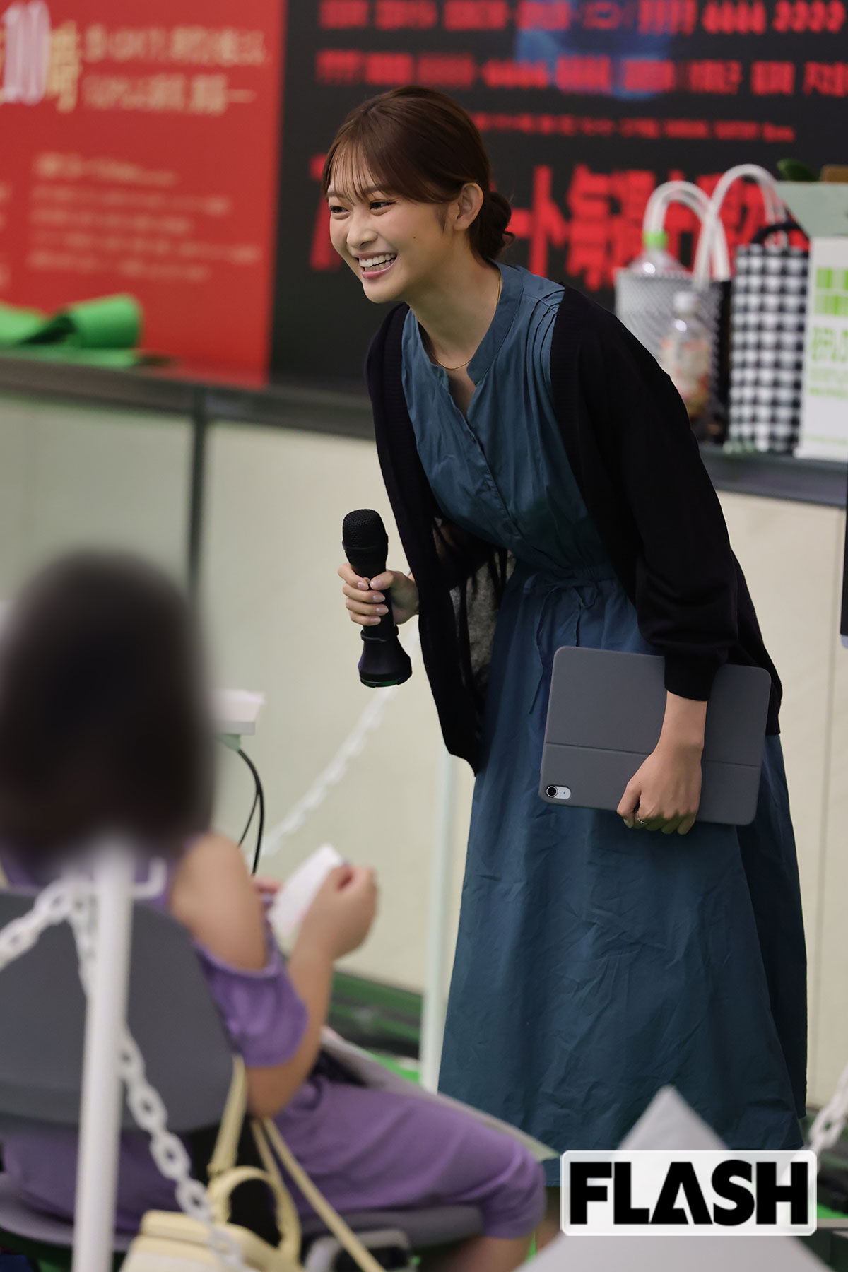 訪れた子どもたちに美しすぎる笑顔を披露する五十嵐にいかアナ