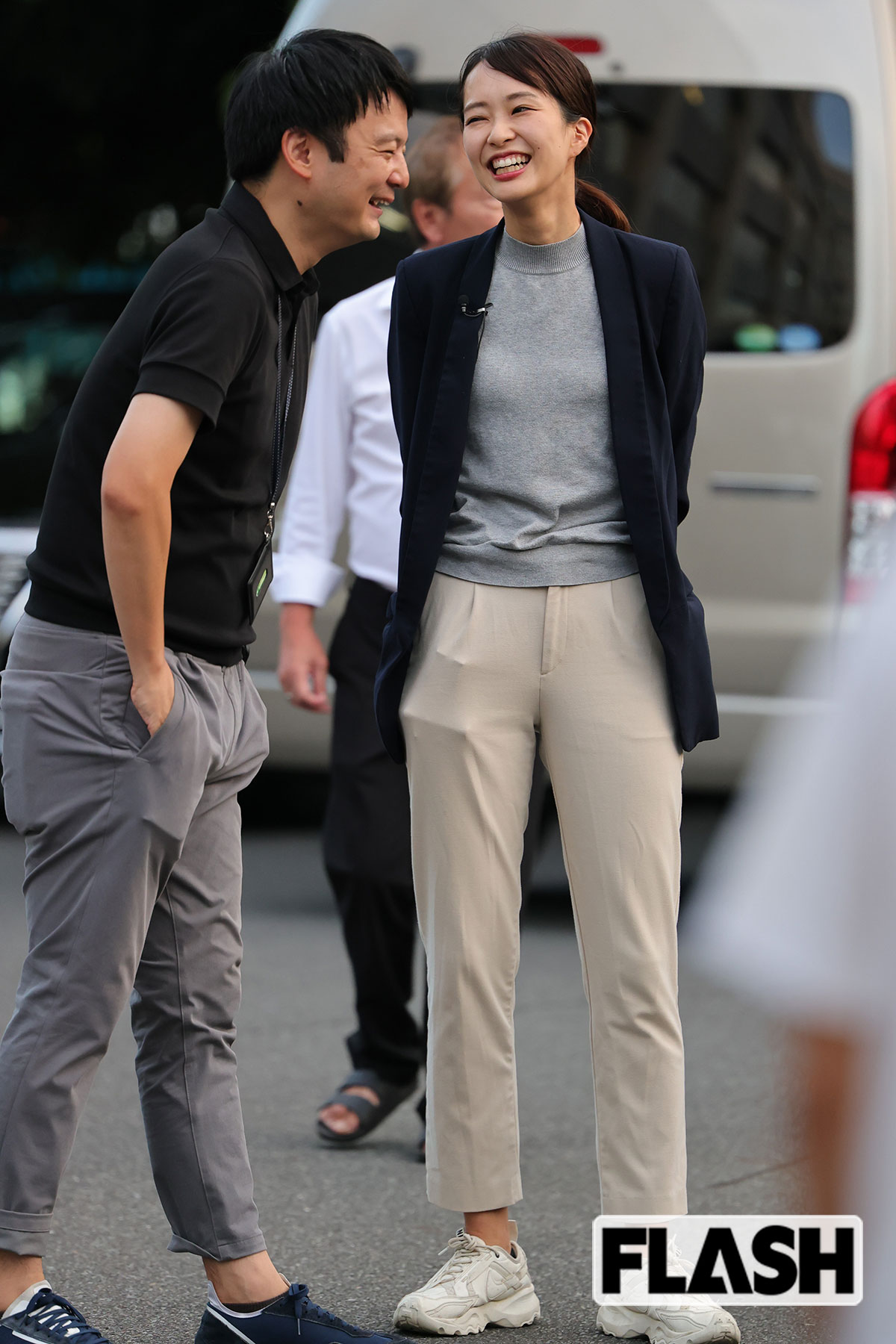 スタッフと談笑する下村彩里アナ