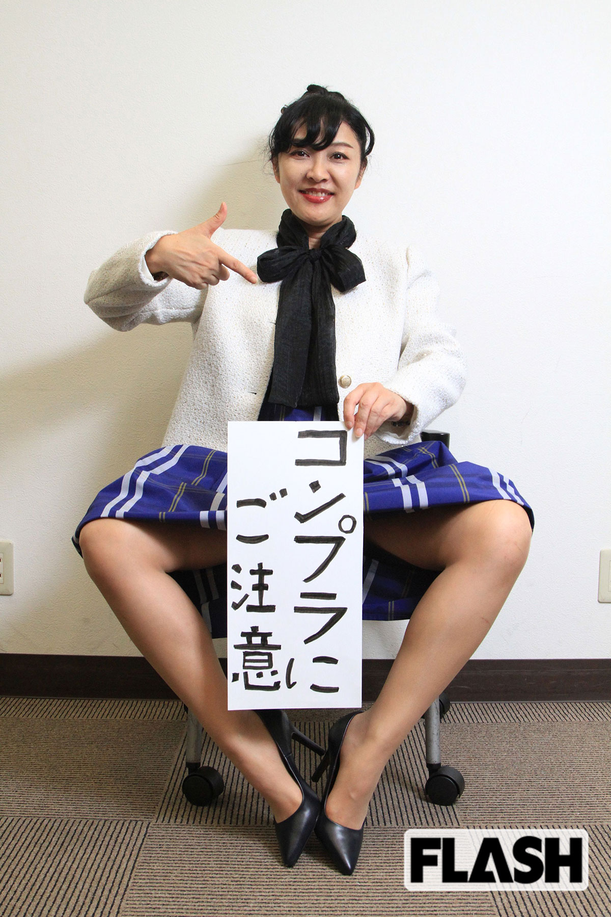 「ロバの耳そうじ」で恒例だった開脚と垂れ幕で「コンプラにご注意」と呼びかけるローバー・美々（写真・金谷千治）