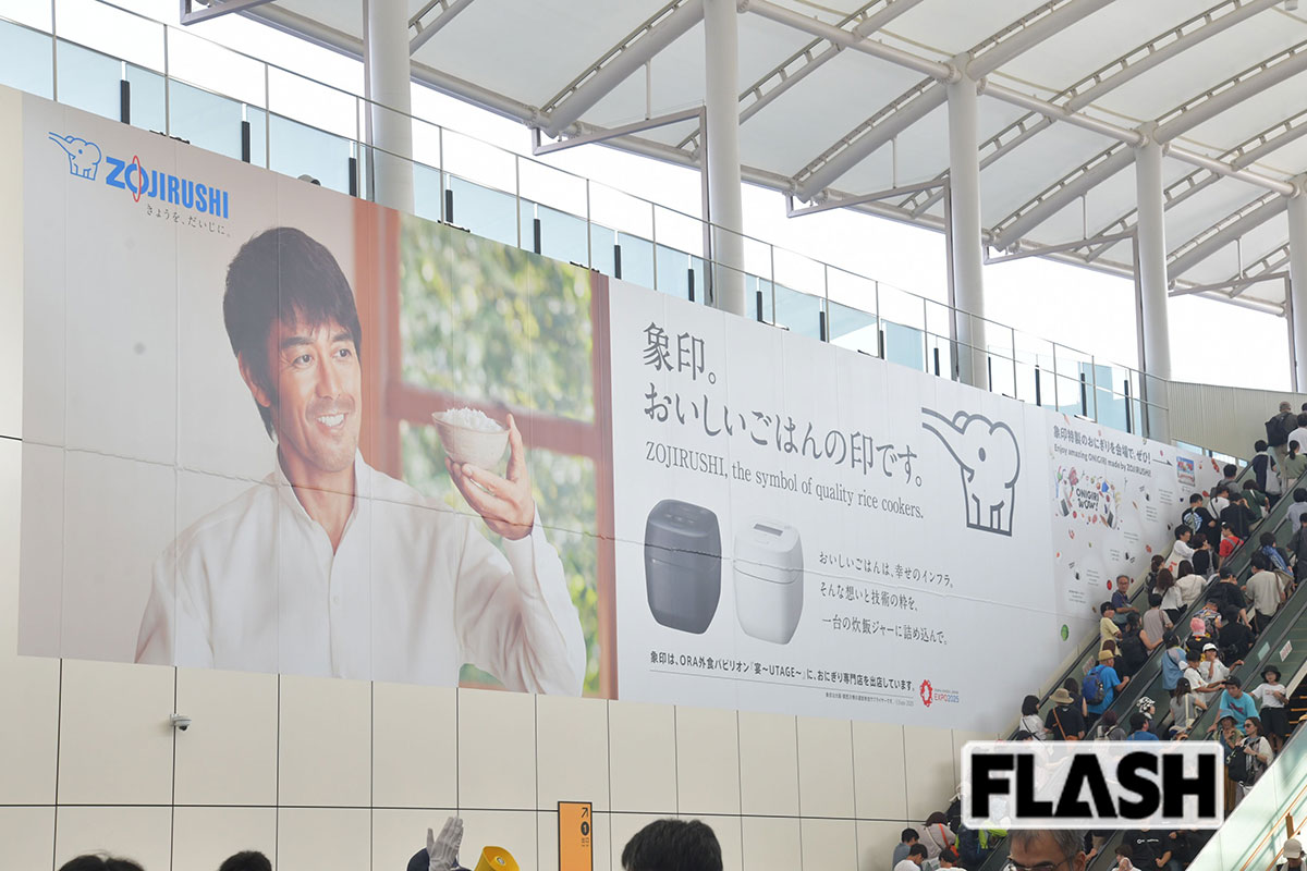 万博会場がある大阪メトロ中央線、夢洲駅の改札外にあるエスカレーター横に設置された「阿部寛」が起用された象印の広告（写真・馬詰雅浩）