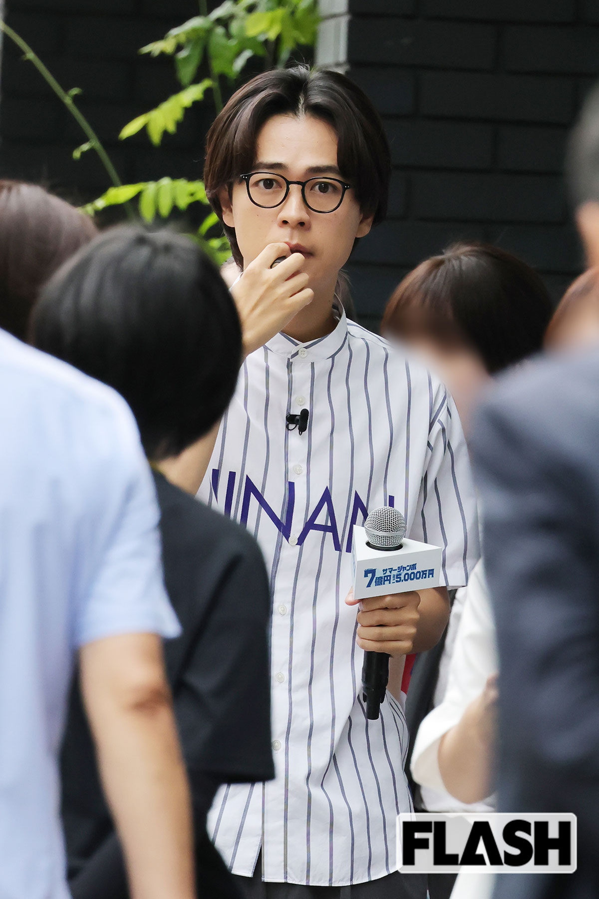 メガネをかけた成田凌
