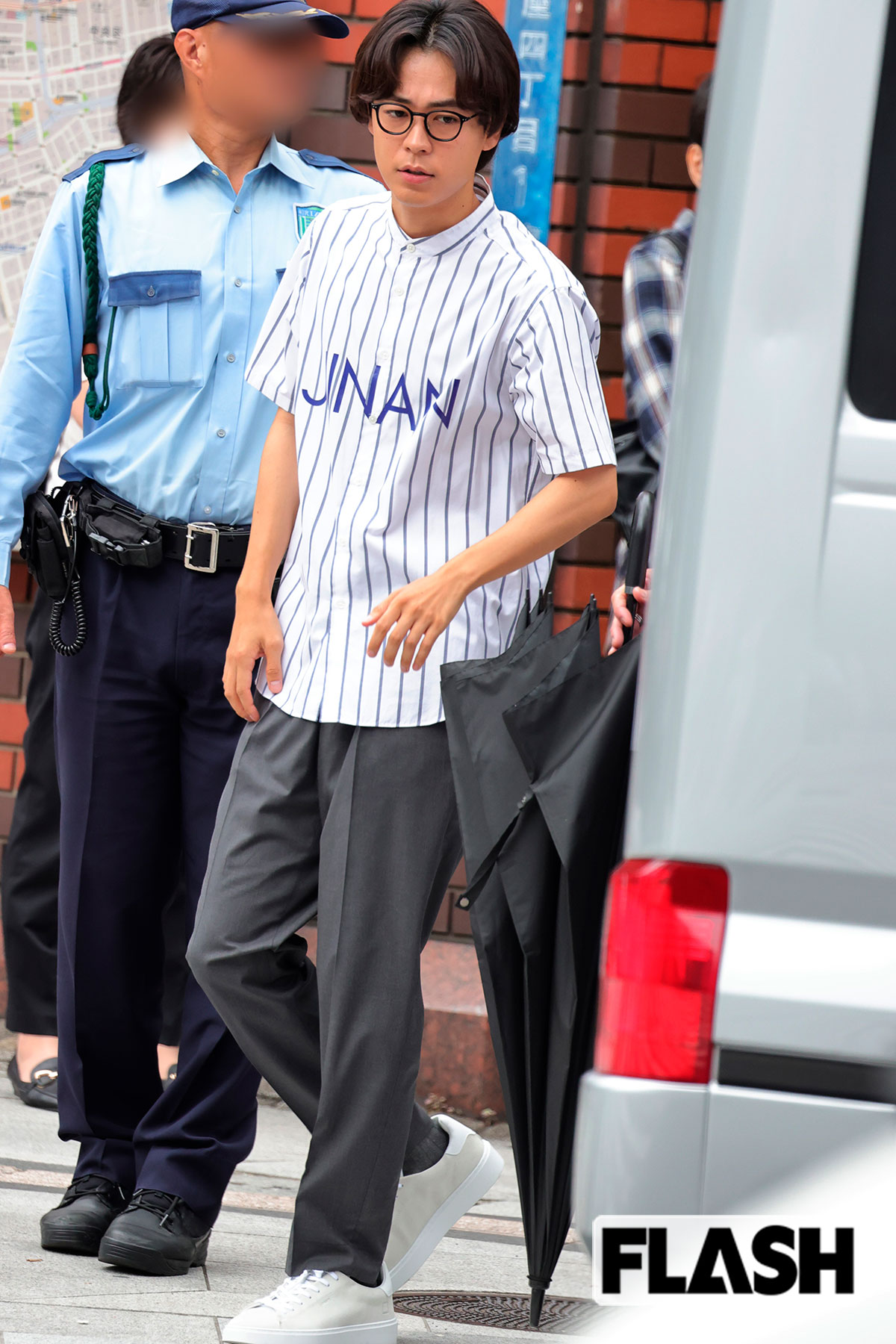 鋭い目つきの成田凌