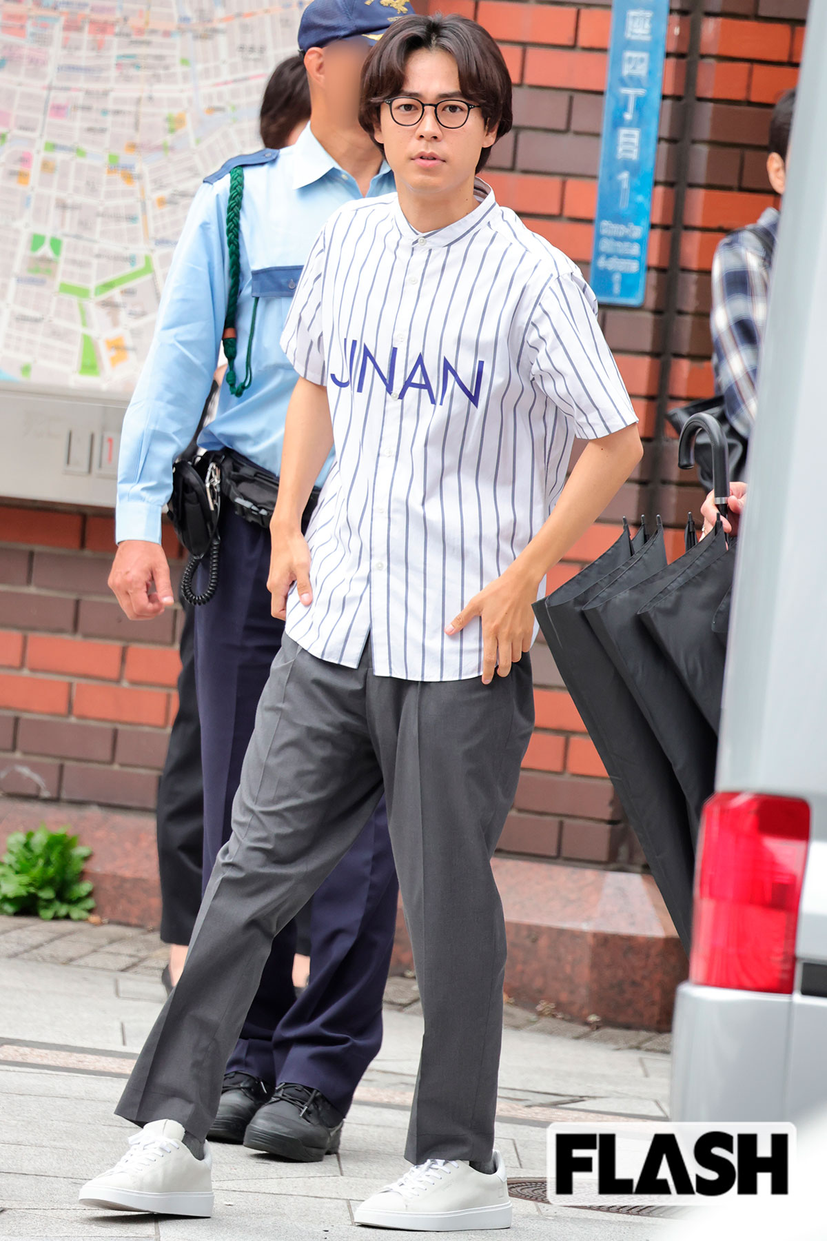 白いスニーカーが似合う成田凌