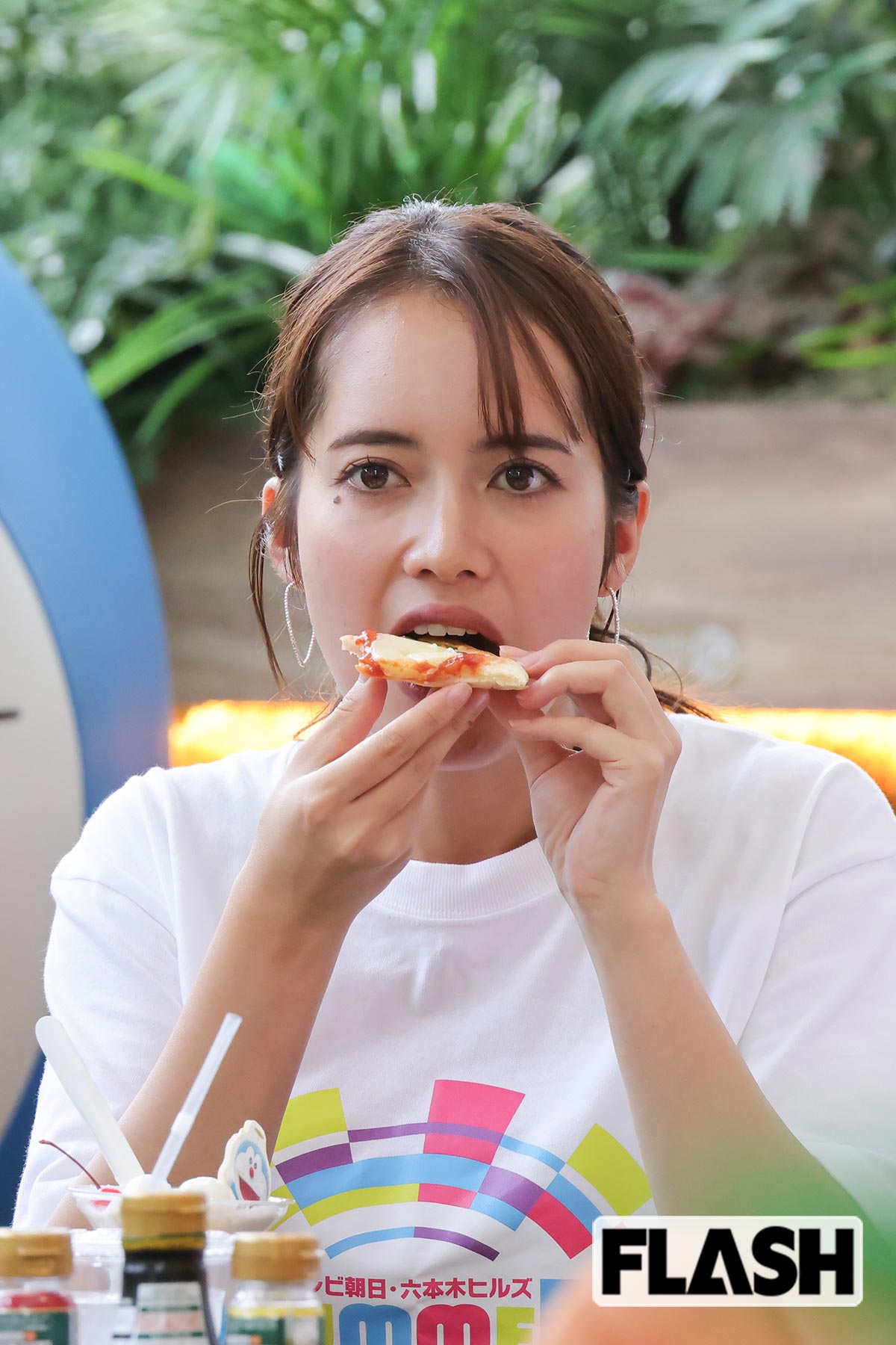 中継が終わり、余った料理をもぐもぐ食べるテレビ朝日の浦林凜アナ
