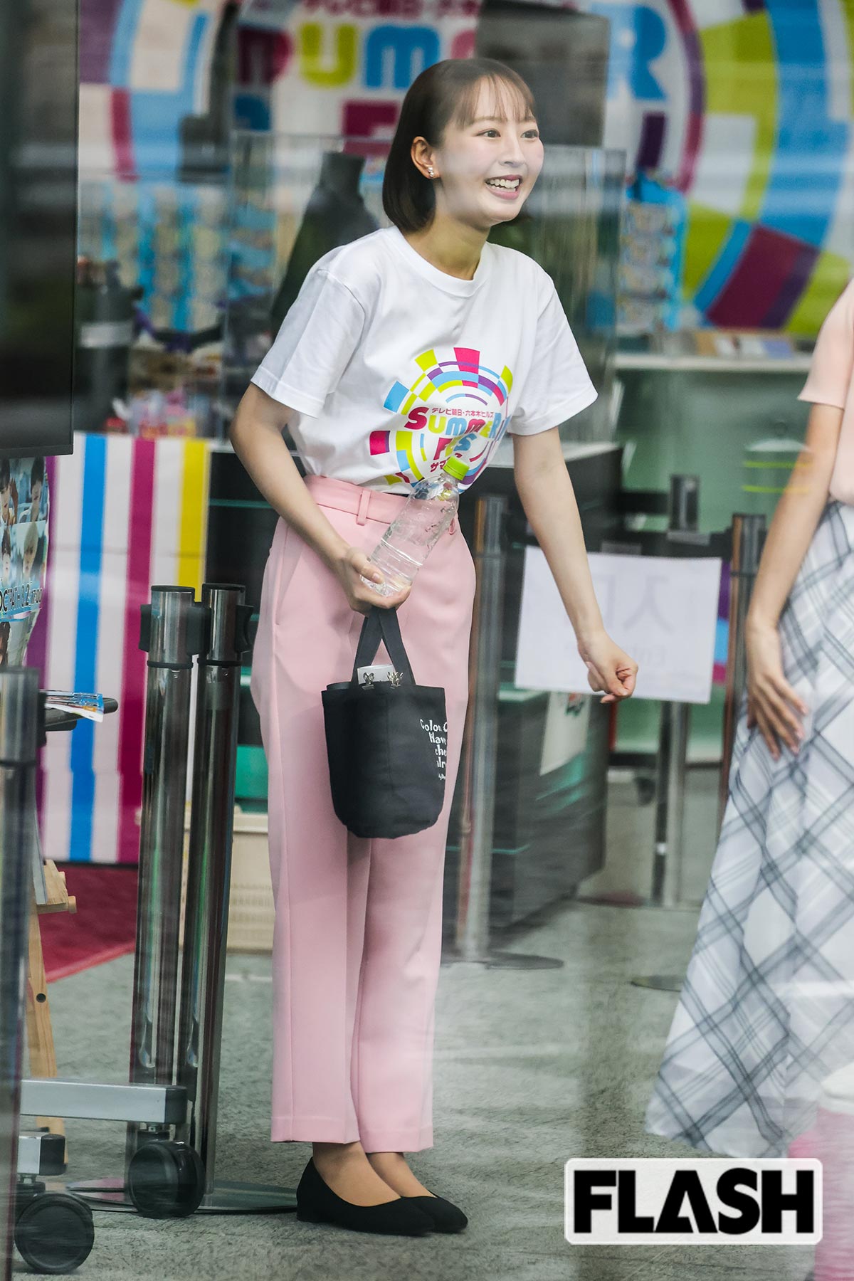 雑談を楽しむ佐々木若葉アナ