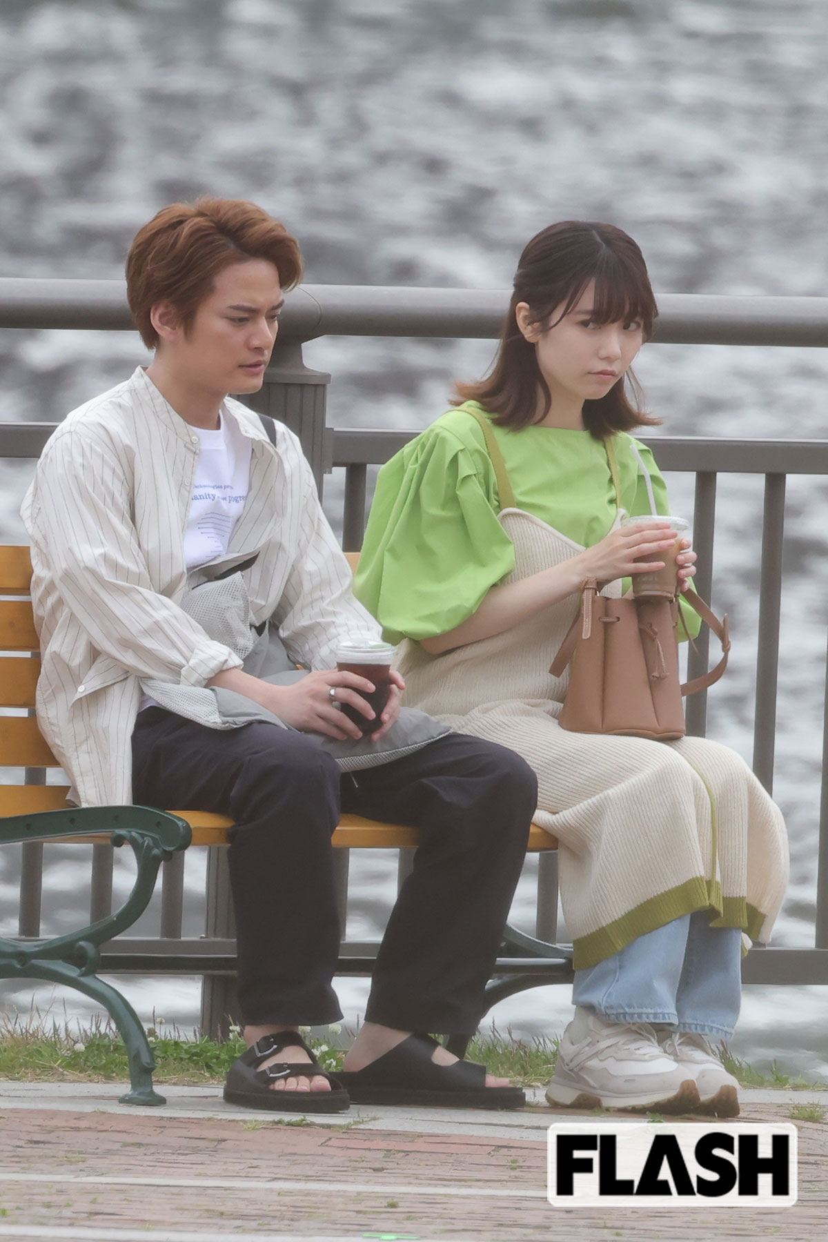 海辺のベンチでシリアスな表情を浮かべる島崎遥香と中山優馬