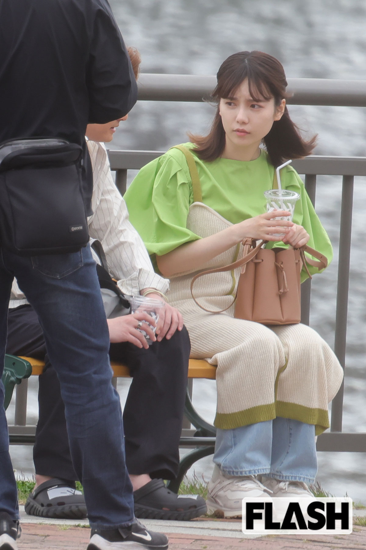 中山優馬の顔を見つめる島崎遥香