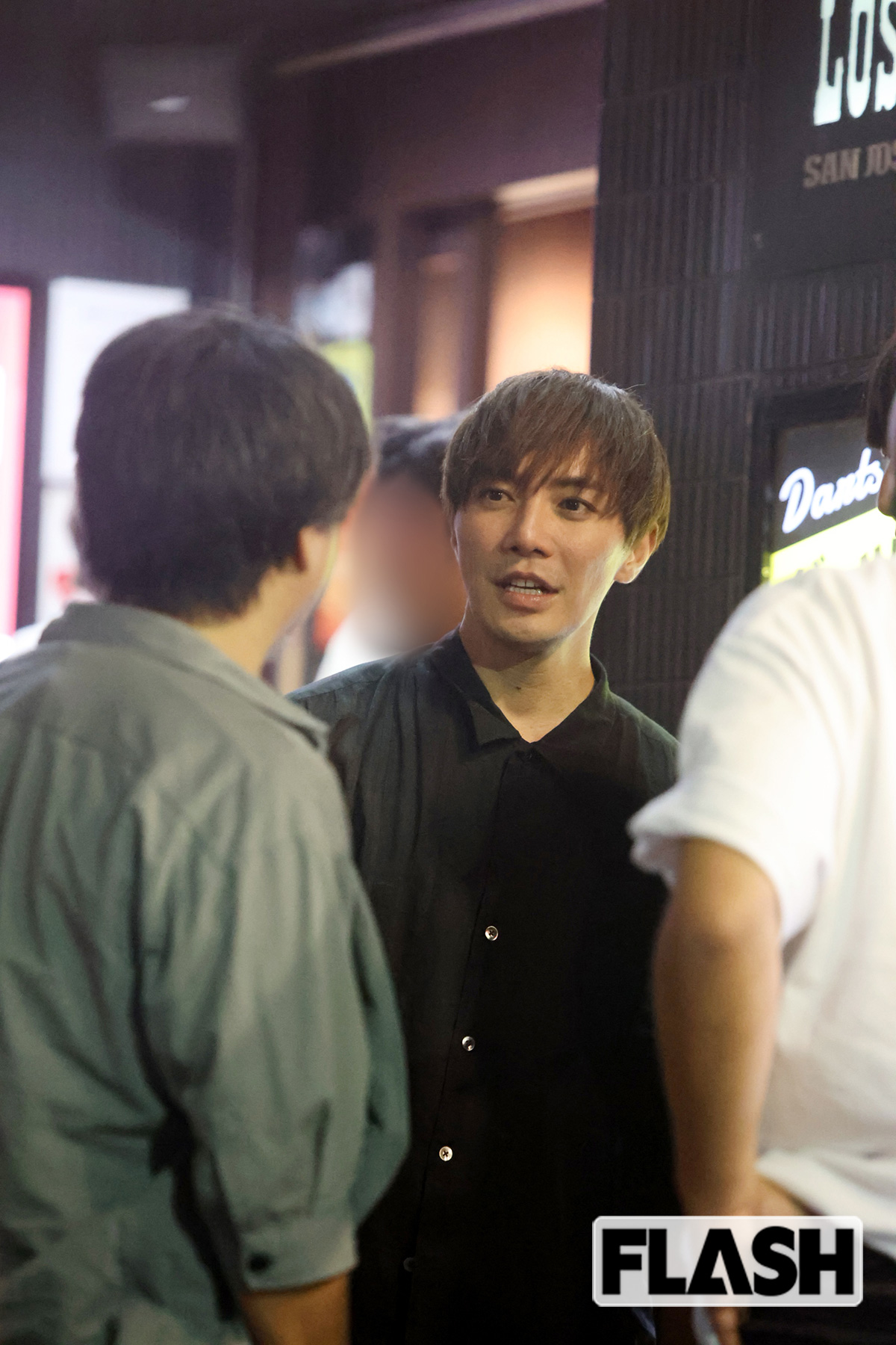 スタッフと談笑する成宮寛貴（写真・金谷千治）