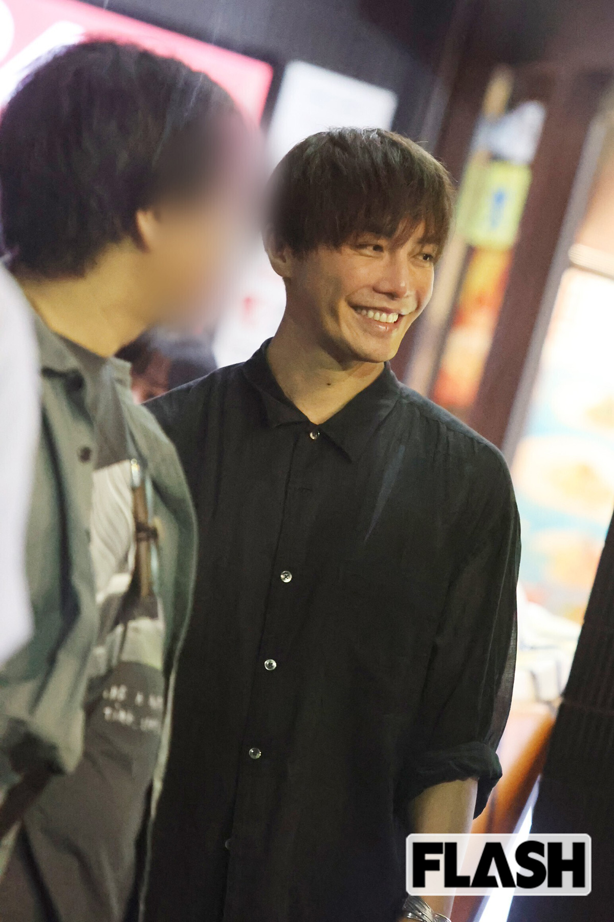 スタッフと談笑する成宮寛貴（写真・金谷千治）