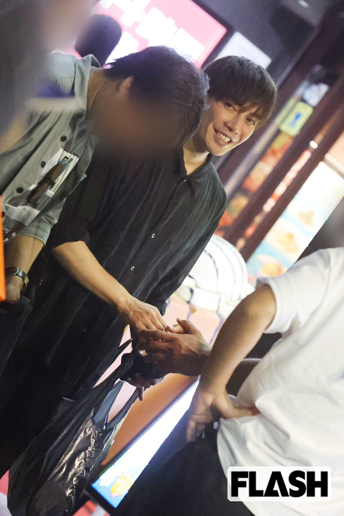 スタッフと談笑する成宮寛貴（写真・金谷千治）