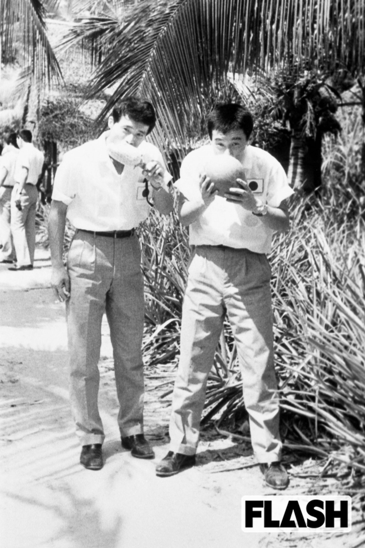 1963年、アジアユース大会でマレーシアに(左)