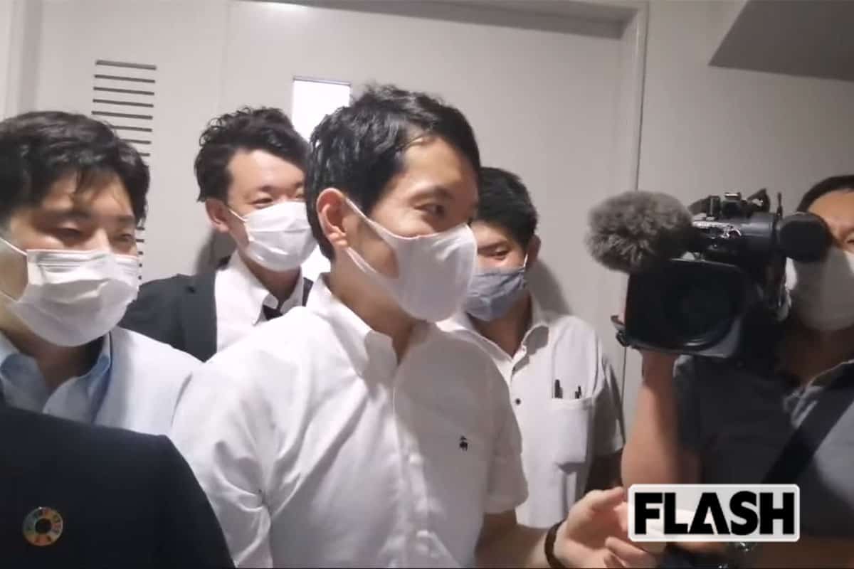 三宅勝久氏を指さし、取材を妨害する共同通信社の久納宏之記者