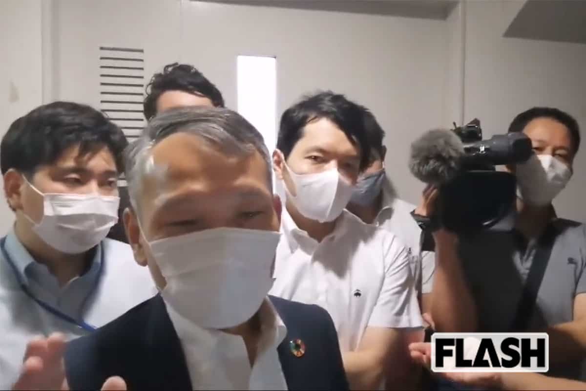 三宅勝久氏(右)らと会見会場に入ろうとする筆者を睨みつける共同通信社の久納宏之記者