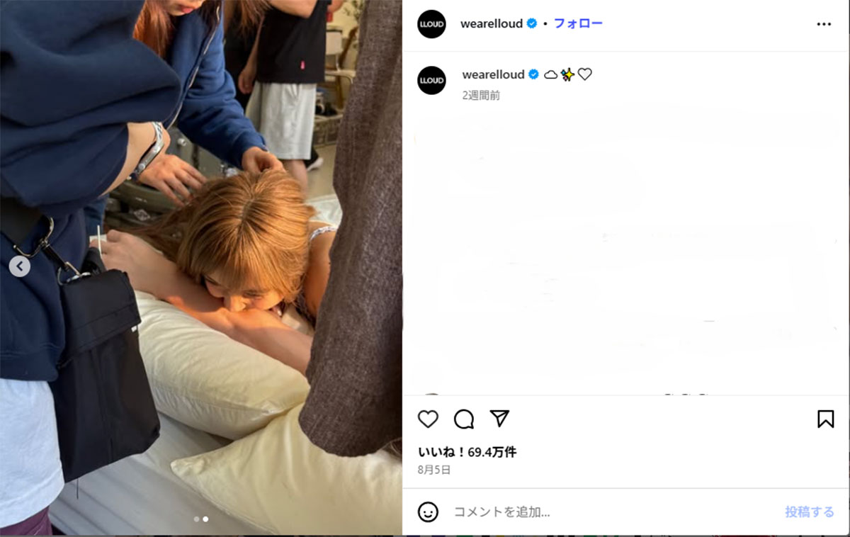 俳優の坂口健太郎の腕を甘噛みする韓国の4人組ガールズグループ「BLACKPINK」のLISA（LLOUDの公式Instagramより）