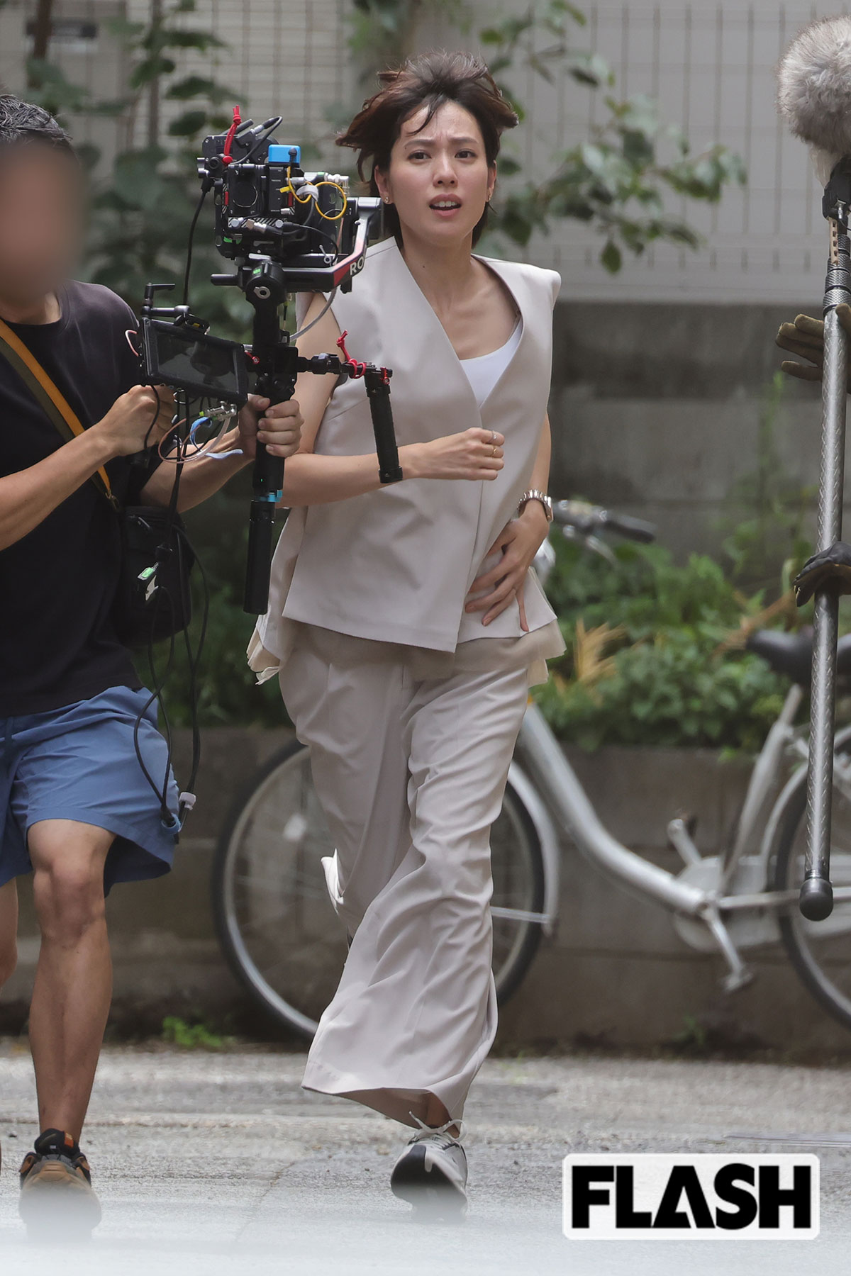 「待てやごらぁ」と怒号が響くなか、走って逃げる戸田恵梨香