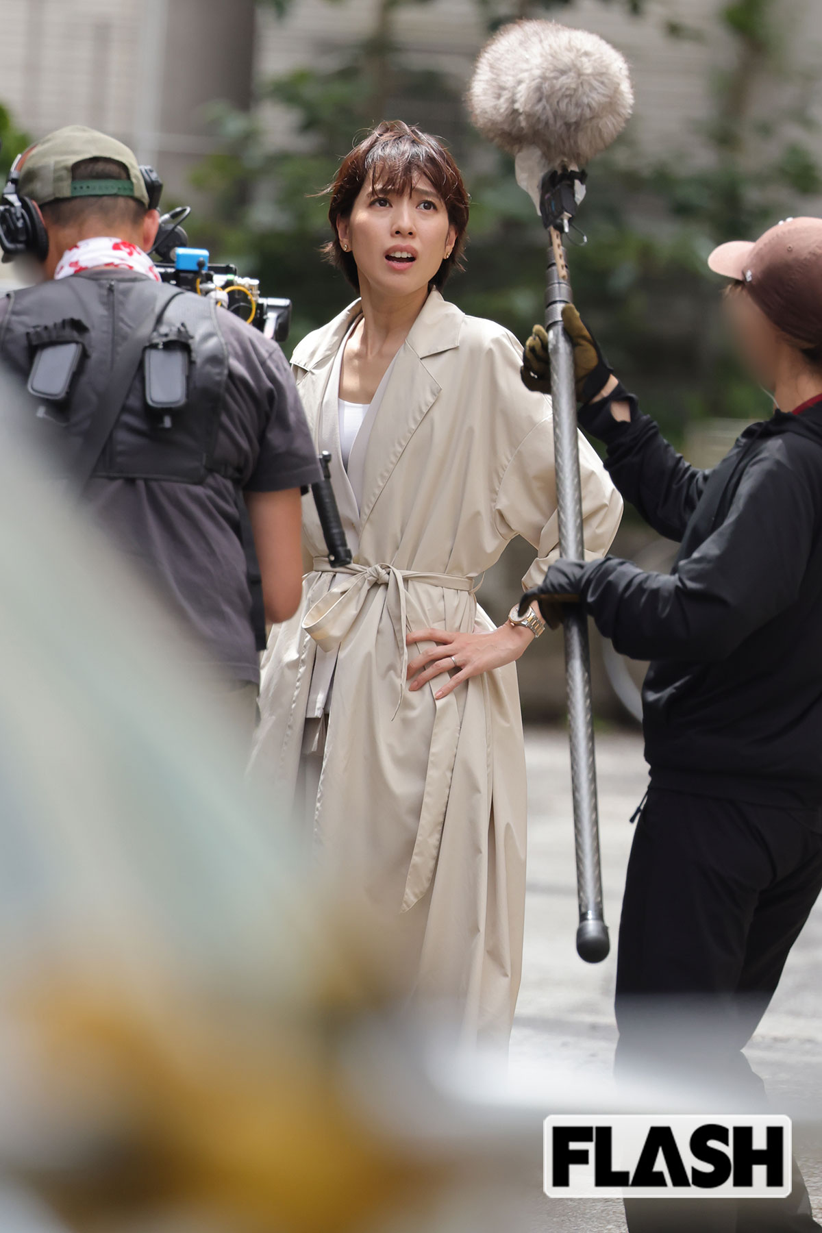 腰に手を当てる戸田恵梨香