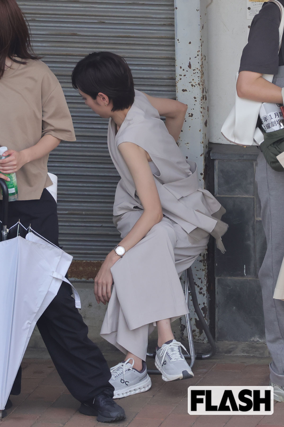 椅子でストレッチをする戸田恵梨香