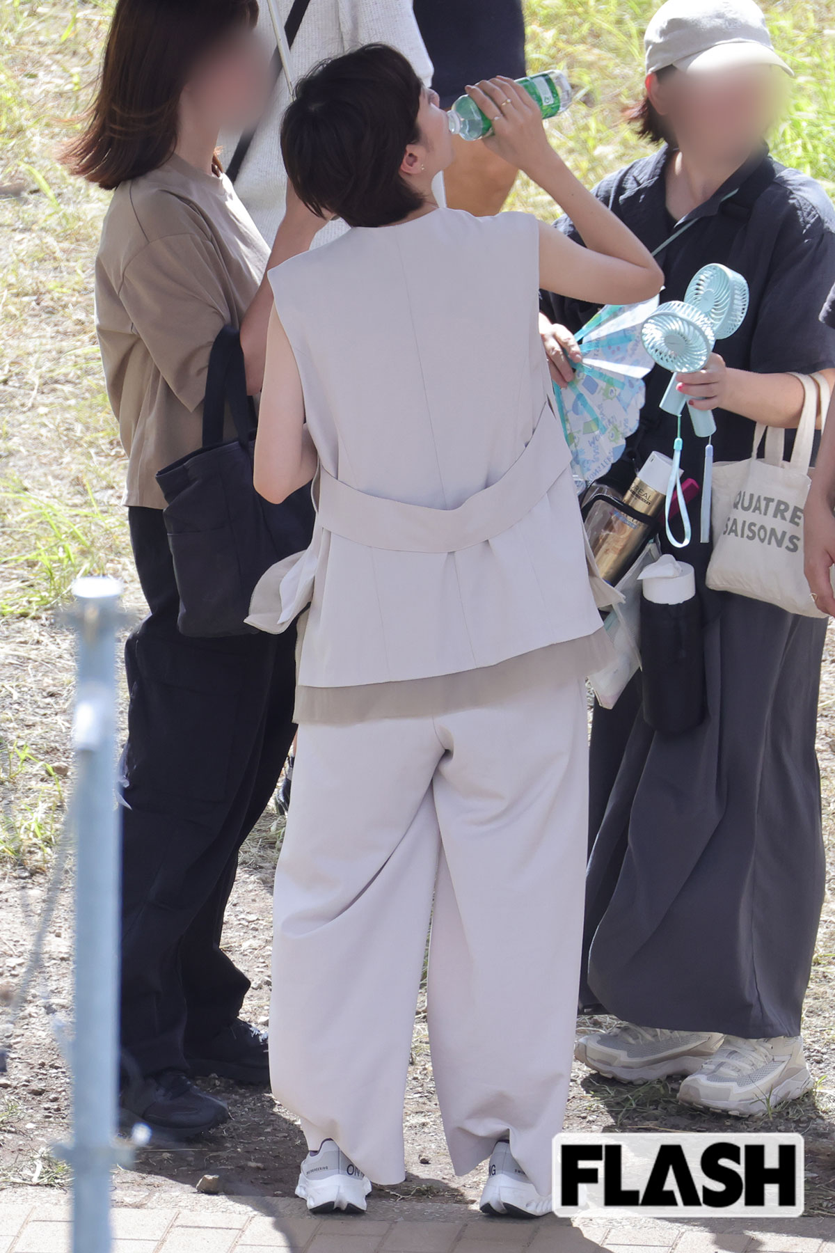 水分補給をする戸田恵梨香