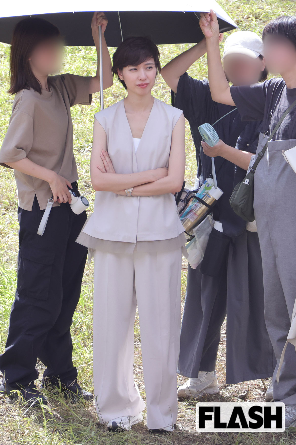 日傘で休憩する戸田恵梨香