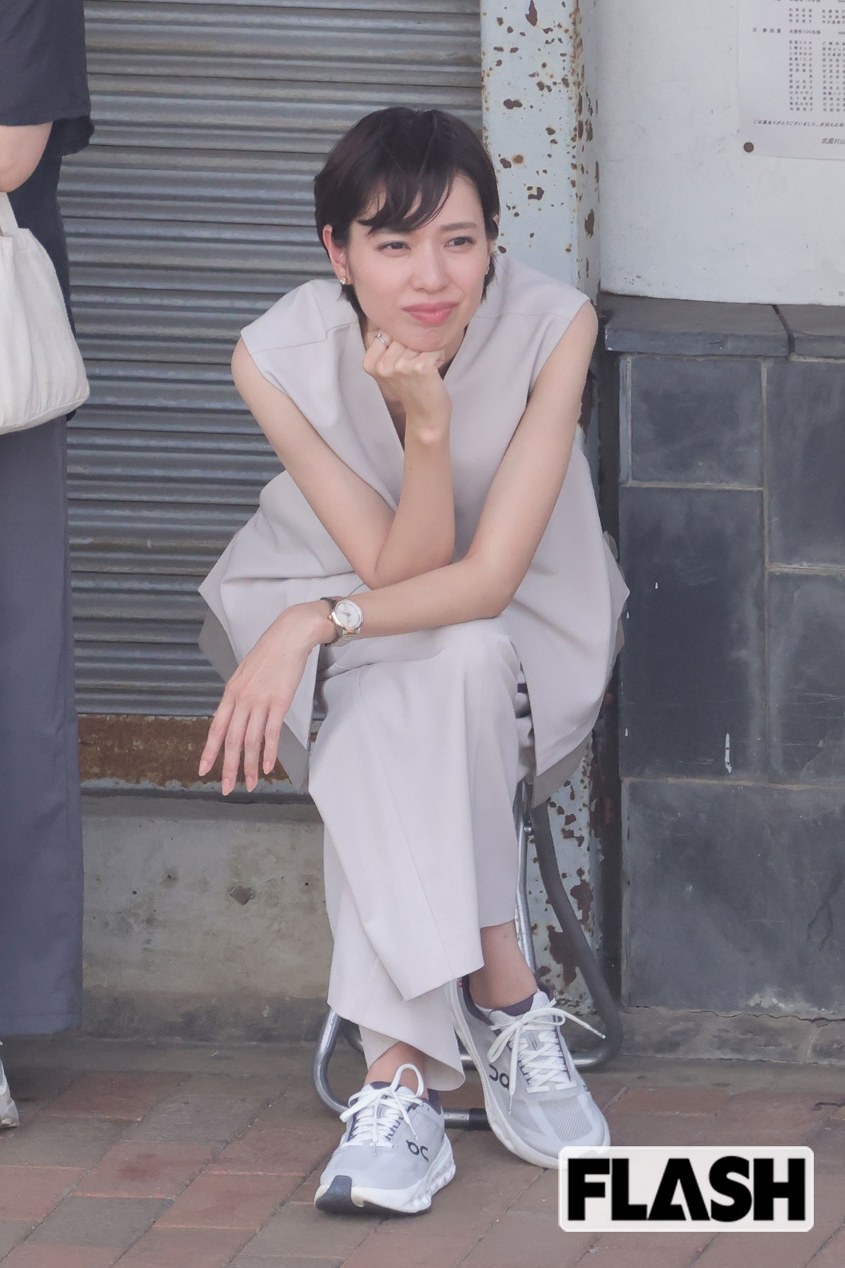 考え込む様子の戸田恵梨香