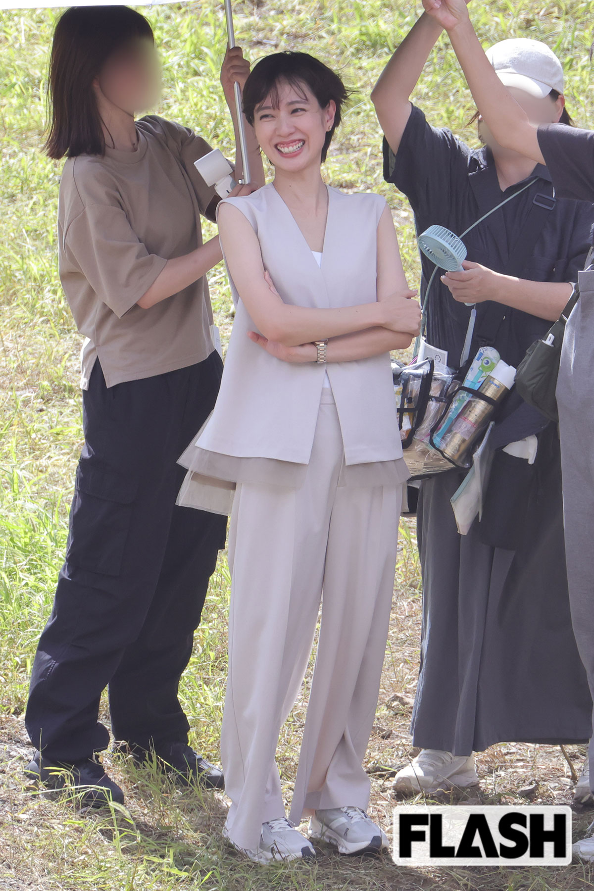 ロケ撮影をする戸田恵梨香