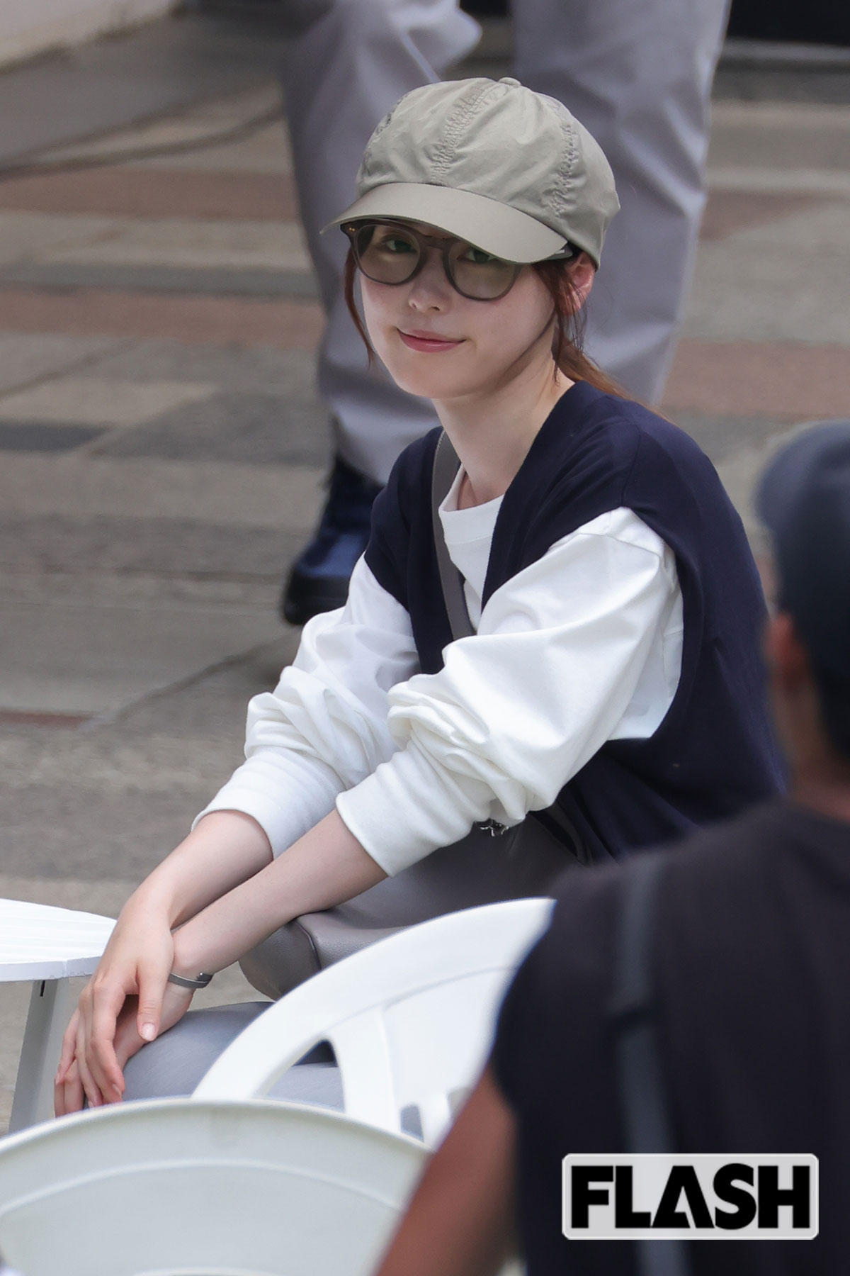 帽子にメガネをかけて変装しながら子役を追いかける福原遥