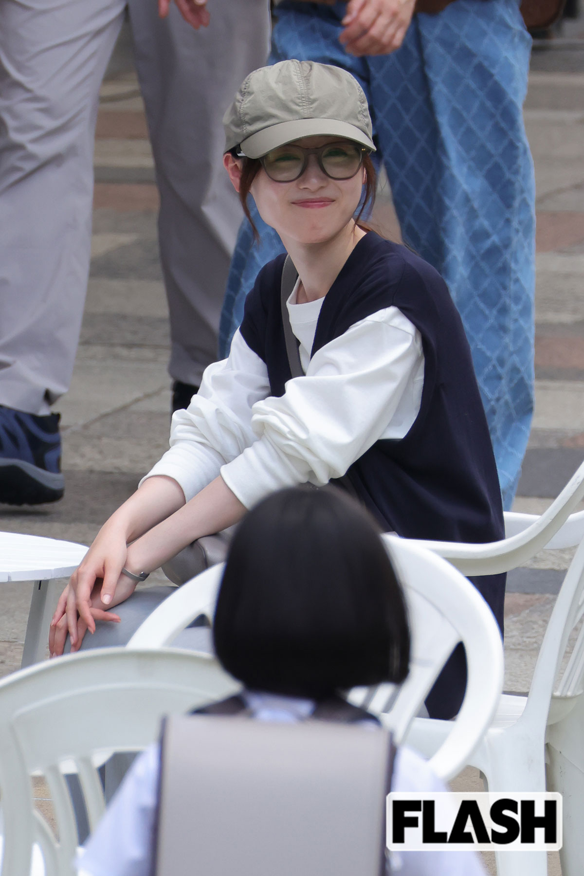 子役の姿を見つめる深原遥