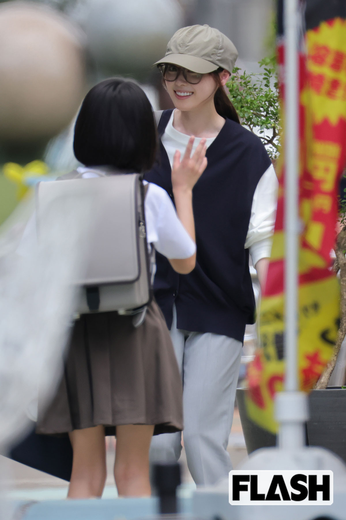 カットがかかったあと、子役とハイタッチをする福原遥