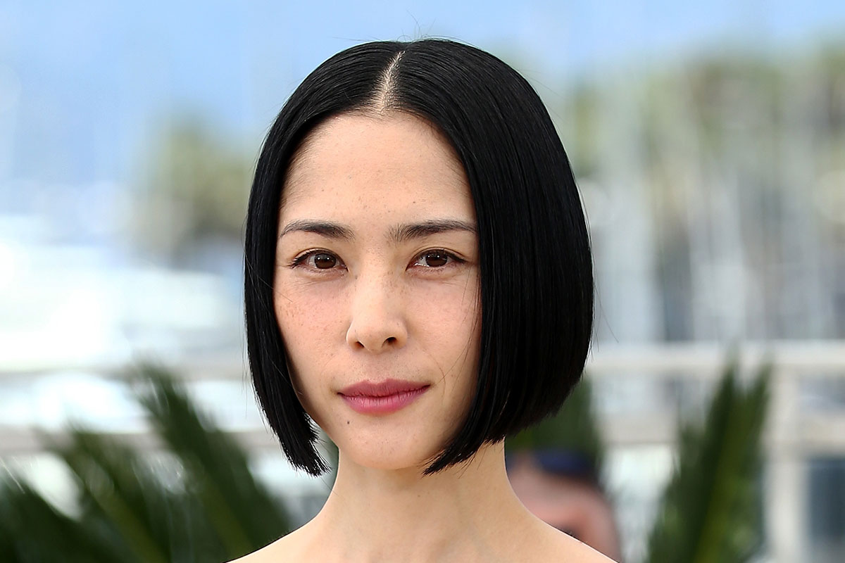 “直立不動”の犬の前で神妙な面持ち…深津絵里　8年ぶり映画出演で「カムカ…