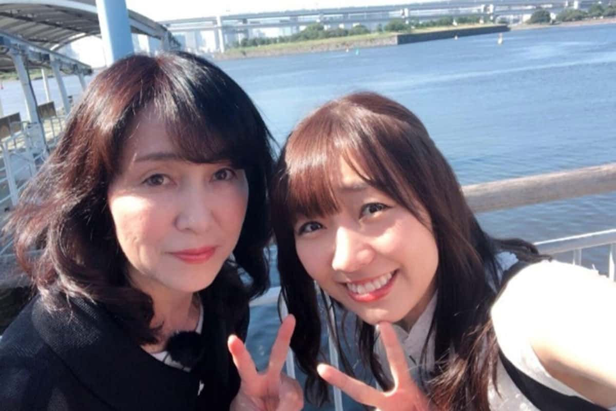 「えっちゃん」として知られる須田亜香里の過保護な実母(左。写真・本人のアメーバブログより)