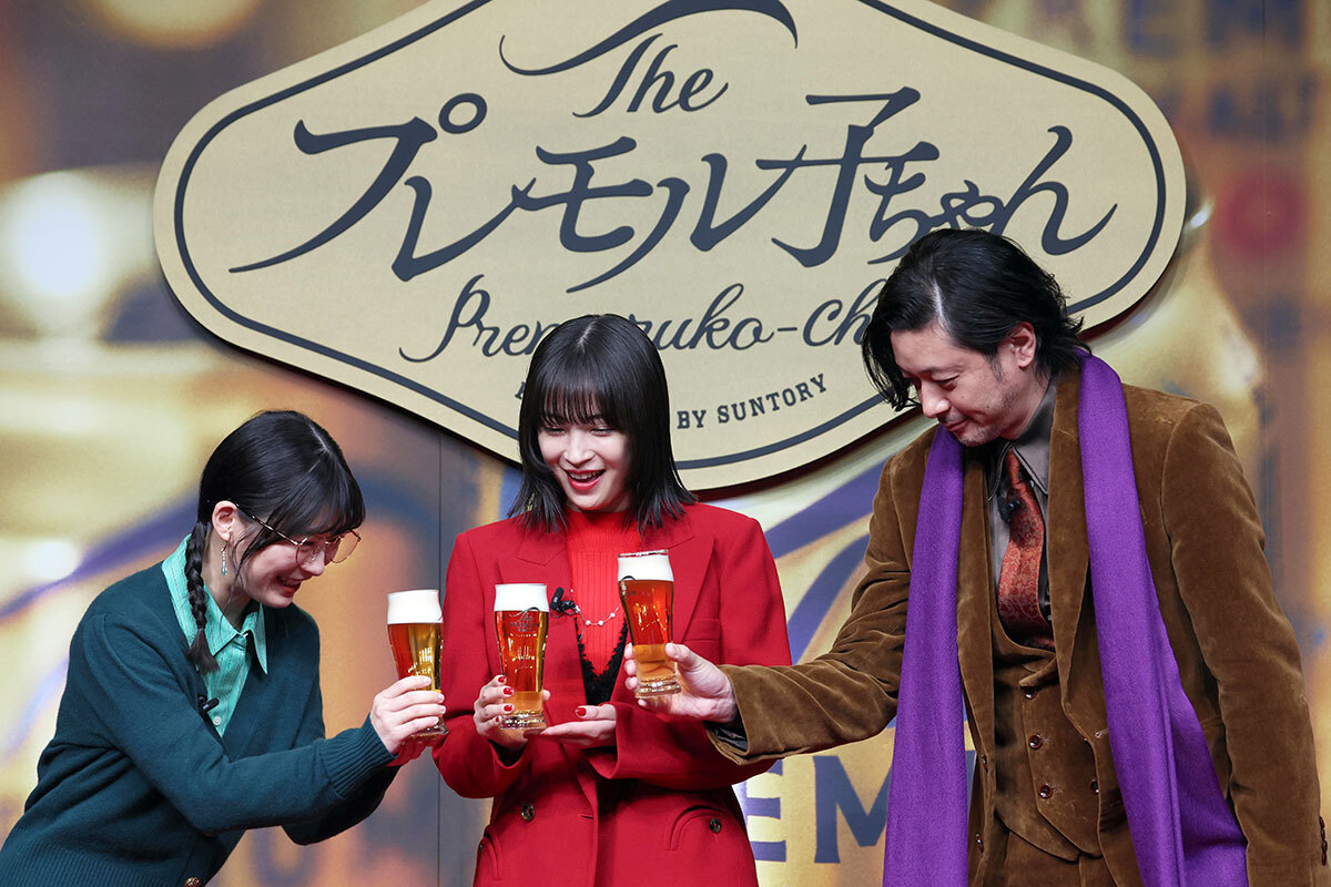 2月、「ザ・プレミアム・モルツ」新CM発表会で、乾杯する（写真左から）伊藤沙莉、広瀬すず、オダギリジョー