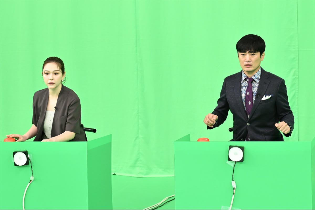 クイズに挑む村重杏奈と劇団ひとり（『クイズタイムリープ』公式Xより）