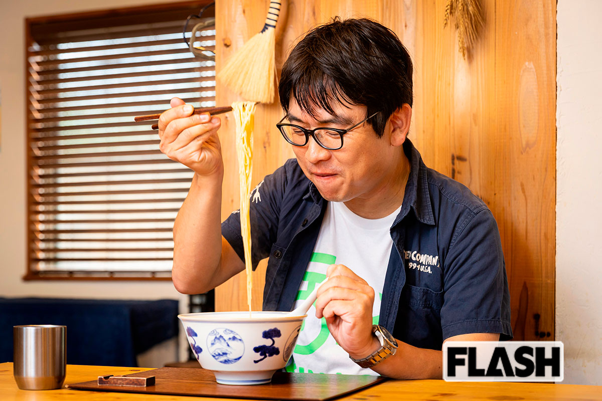 ラーメンを実食する井手隊長(写真・伊東武志)