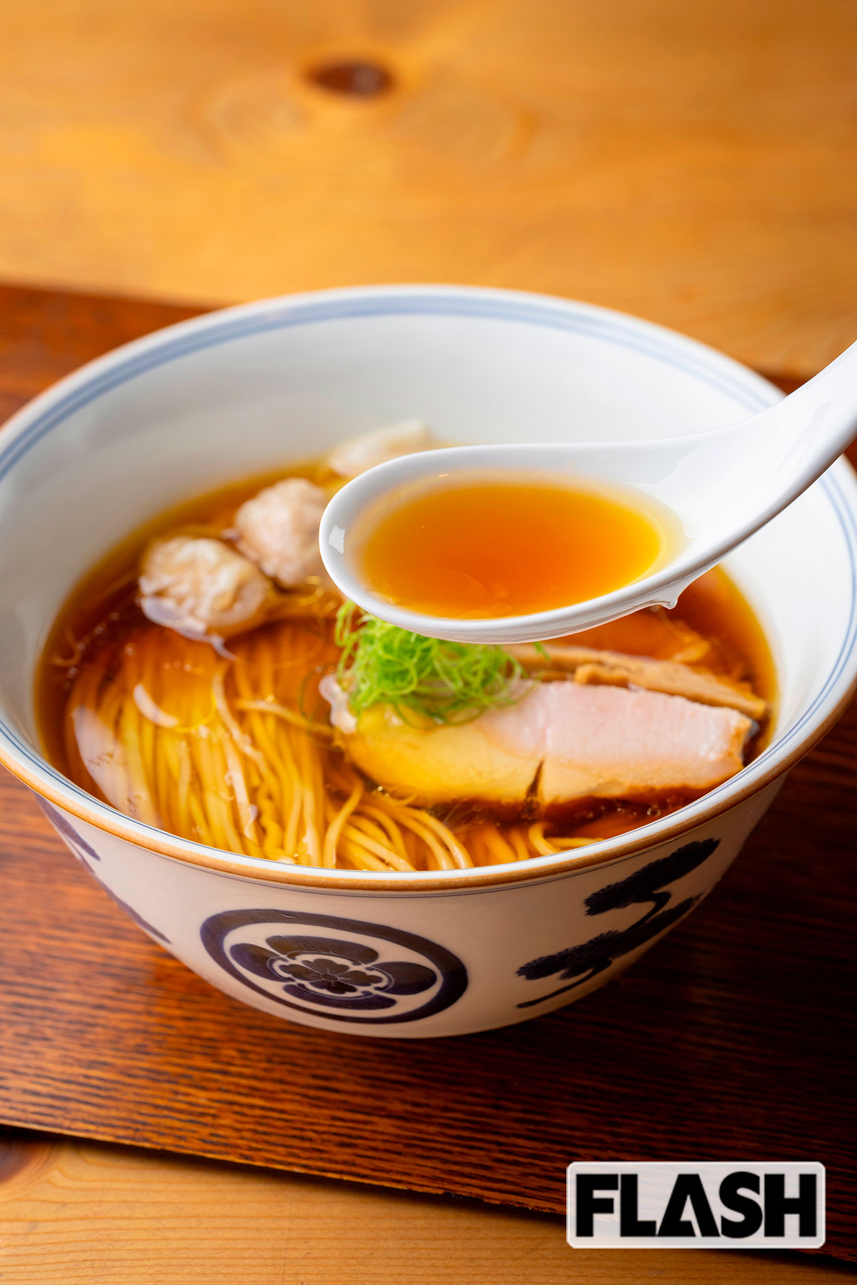 「雲呑醤油らぁ麺」(1800円)【Ramen FeeL<東京/青梅市>】(写真・伊東武志)