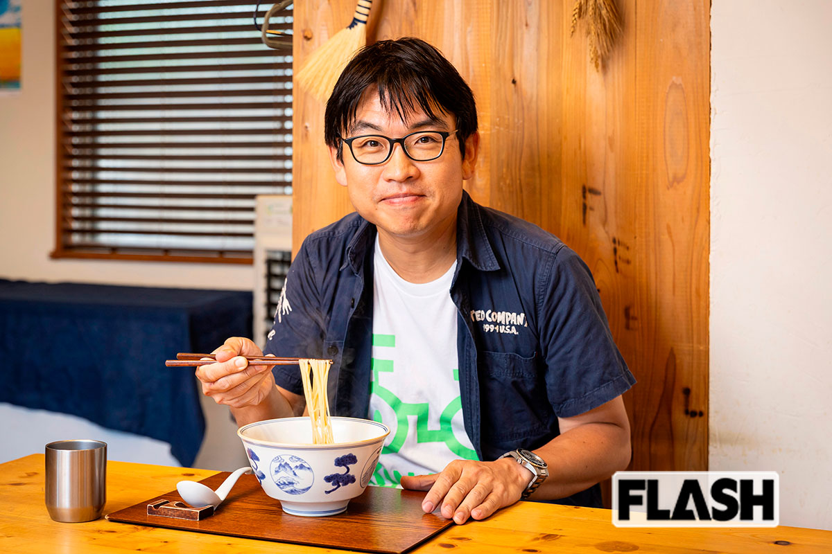 ラーメンライターの井手さん。「訪れるたびに味がしっかり締まってきている気がします。店主のこだわりに感服します!」【Ramen FeeL<東京/青梅市>】(写真・伊東武志)