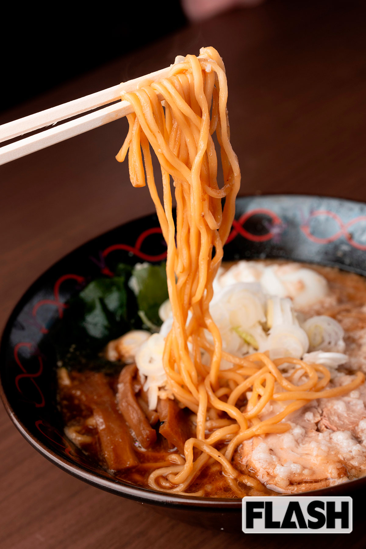 「ゴルジらー麺」(1000円)。背脂はクドさや脂っぽさを感じさせず、ほのかに甘いのが特徴【らー麺ゴルジ<千葉/旭市>】(写真・木村哲夫)
