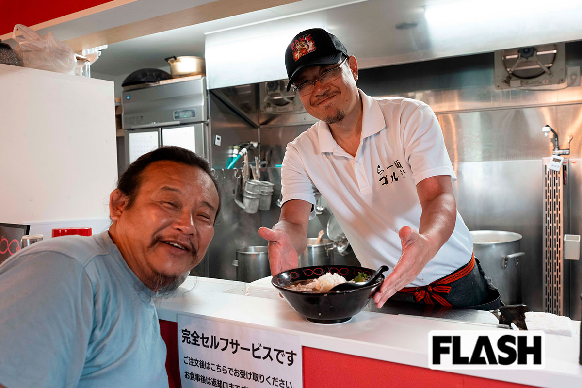 パンク町田さん(左)がいることも。ナマケモノがいる部屋が隣のため、観ることもできる【らー麺ゴルジ<千葉/旭市>】(写真・木村哲夫)