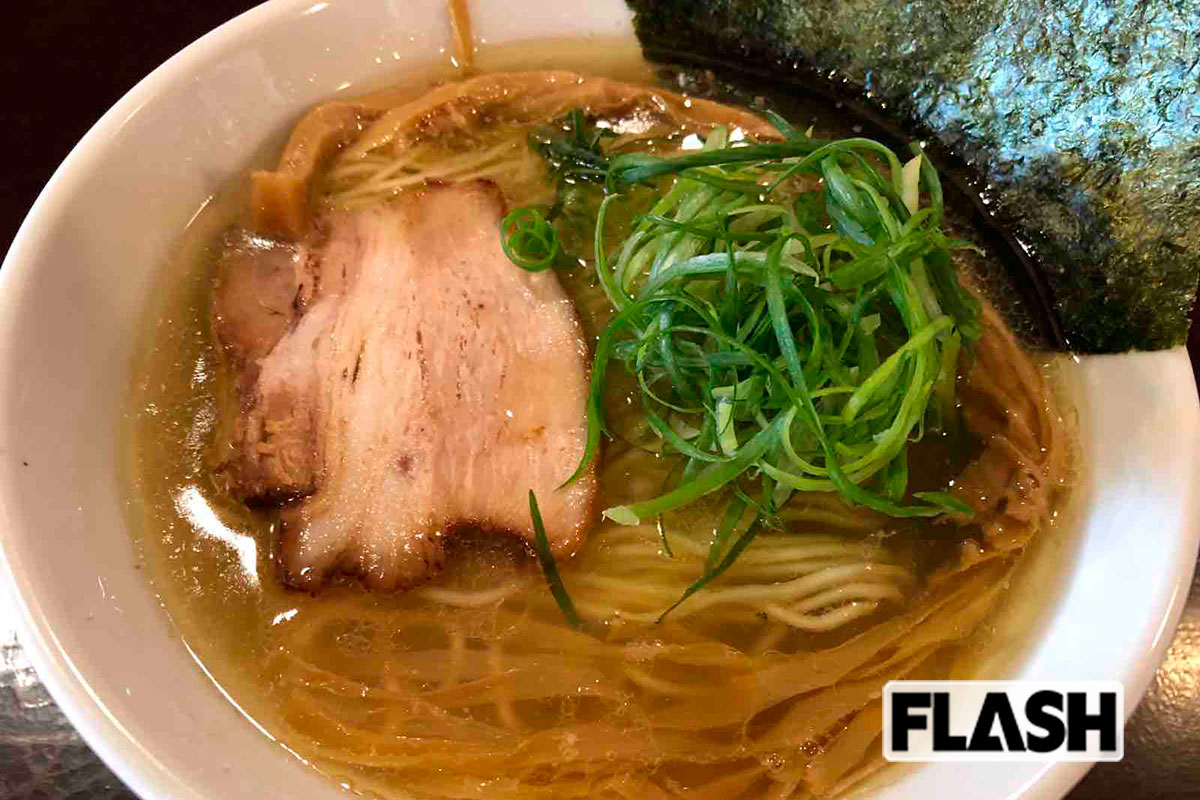 日本全国から店主が厳選した食材を使った「丸鶏中華そば」(950円)が人気。【らーめんダイニング庵<群馬/四万温泉>】(写真・井手隊長)