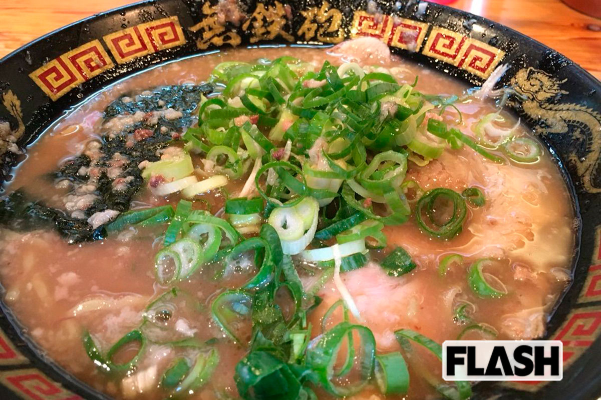 「とんこつラーメン」(1000円)。【無鉄砲 総本店<京都・木津川市>】(写真・井手隊長)