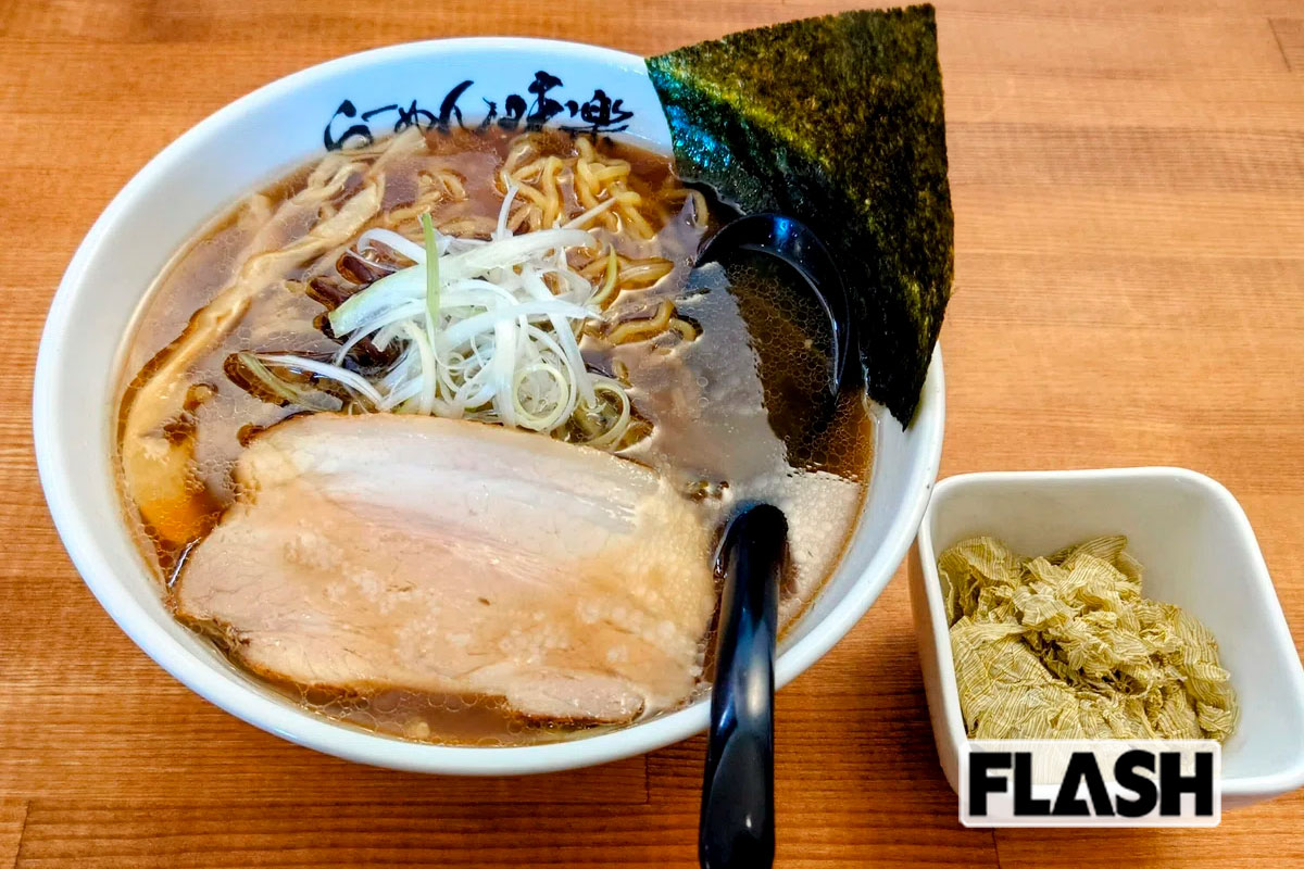 「利尻らーめん味楽」の「焼き醤油らーめん」(写真・菅野ノリヒコ)