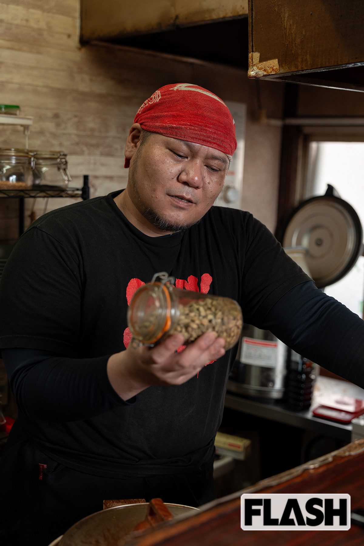 2.5倍の値上がりをしたクミンを持つ喜多さん