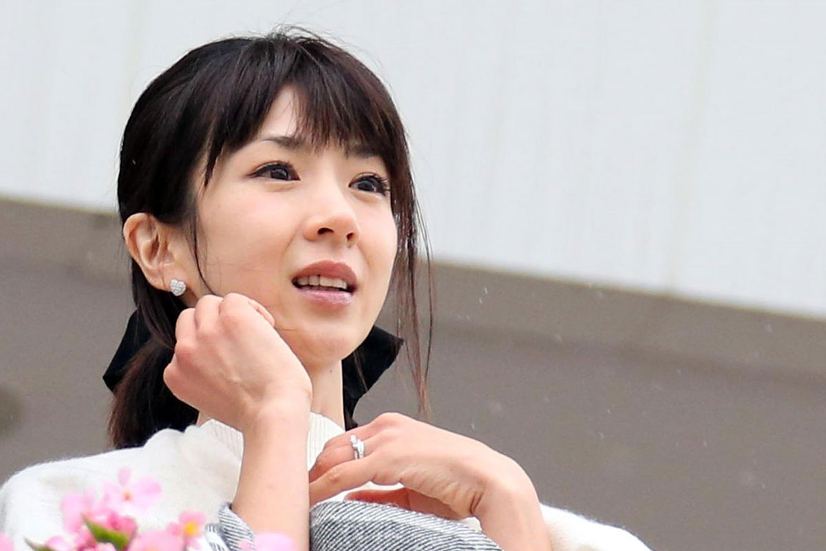 48歳ほしのあき、整形写真公開の衝撃…活動再開から2年、13歳年下 “騎手夫” に見せた「内助の功」