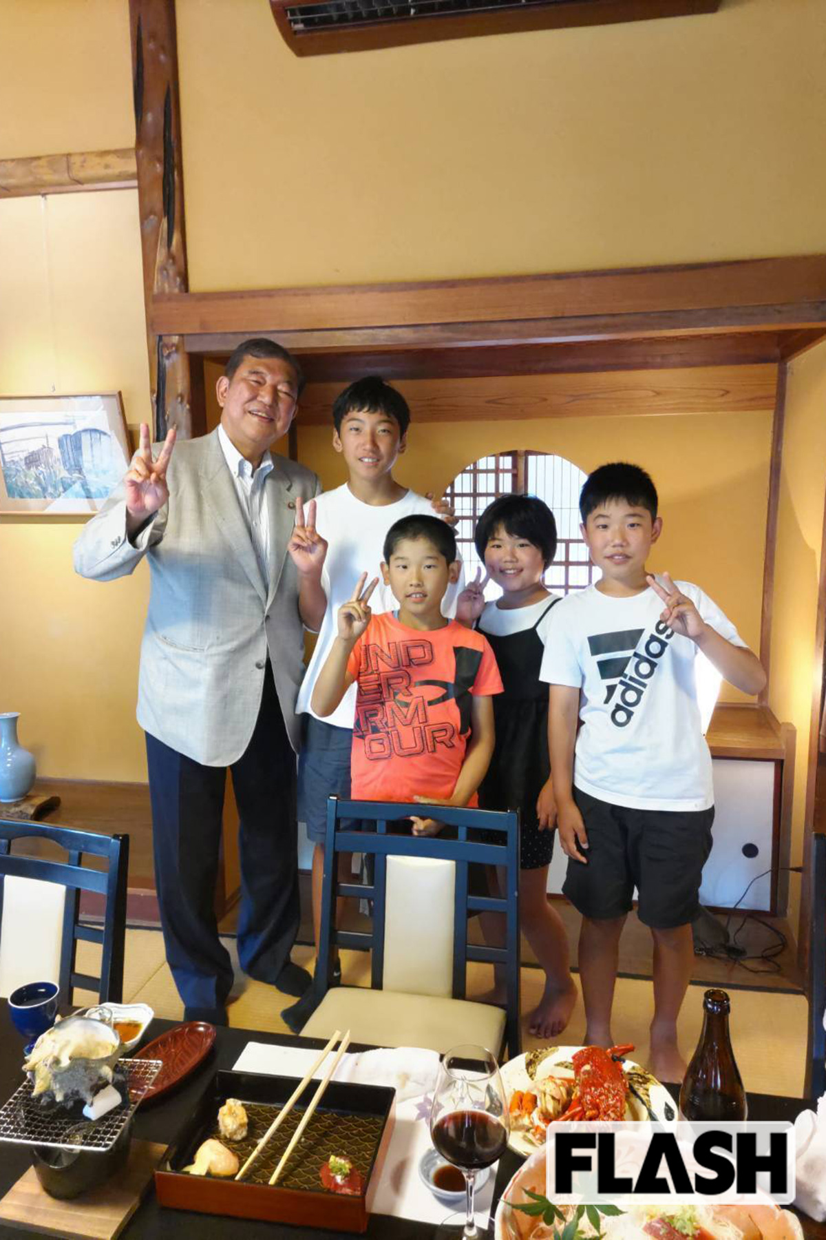 2025年8月12日、中ノ谷さんの孫たちとピースサインで写真に収まった石破首相。終始、満面の笑みだった（写真提供・中ノ谷義敬さん）