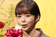 【独自】趣里のお腹がぽっこり！　三山凌輝と地元区役所への“ラブラブ訪問”…