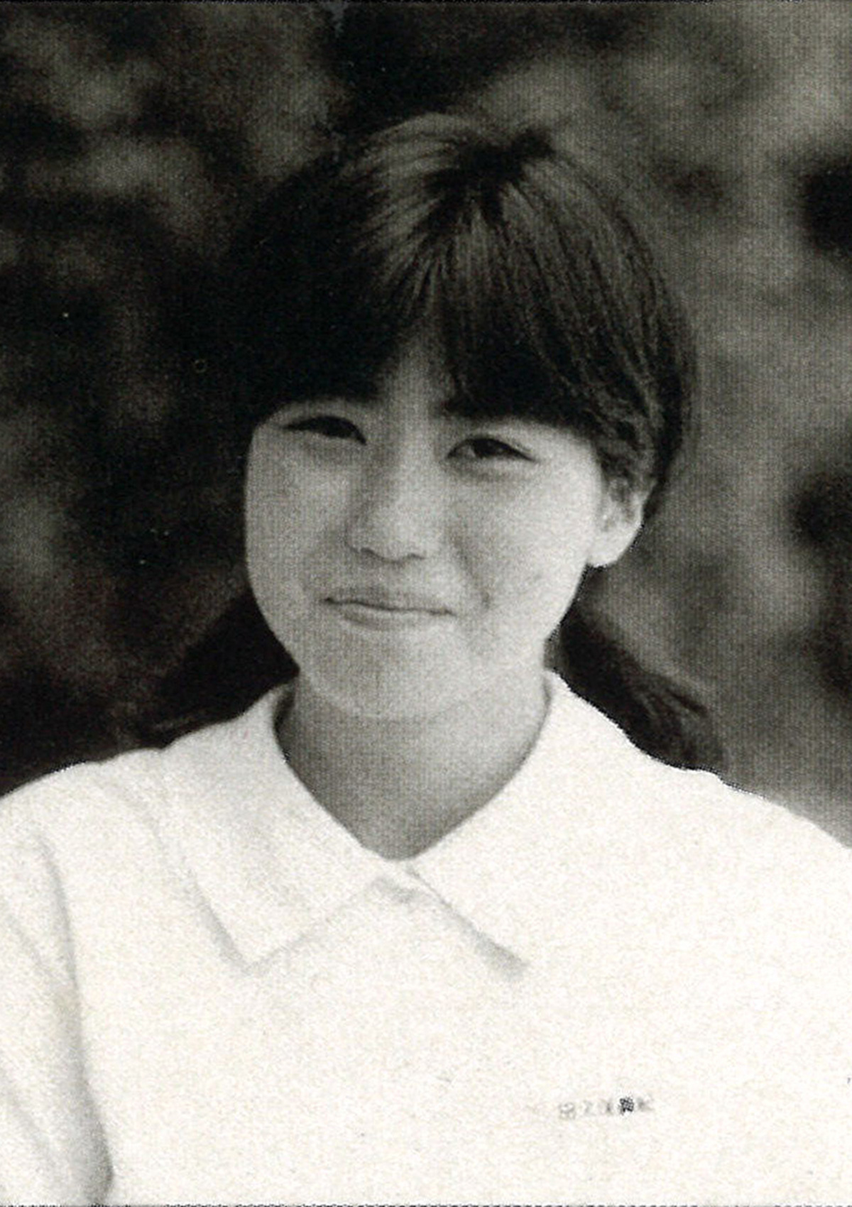 田久保眞紀市長の中学時代の卒業アルバムの個別写真。3年生の1学期に転校してきたという