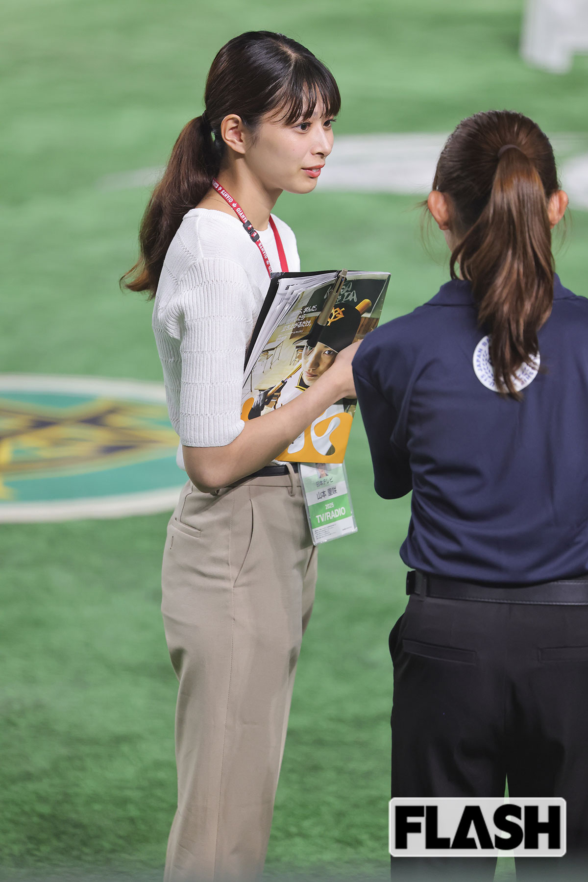 五十嵐にいかアナの相談に笑顔で乗る山本里咲アナ