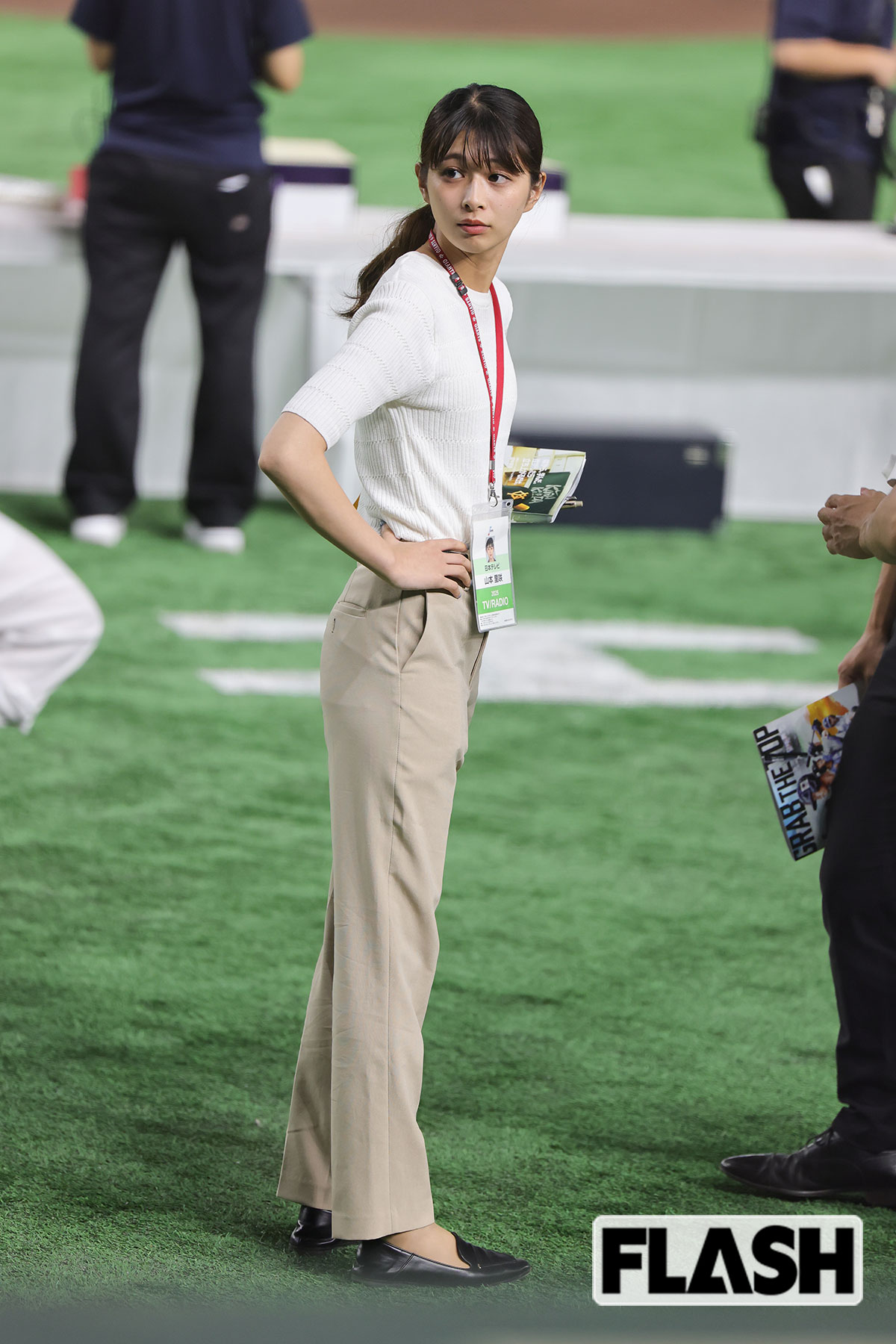 真剣な表情の山本里咲アナ