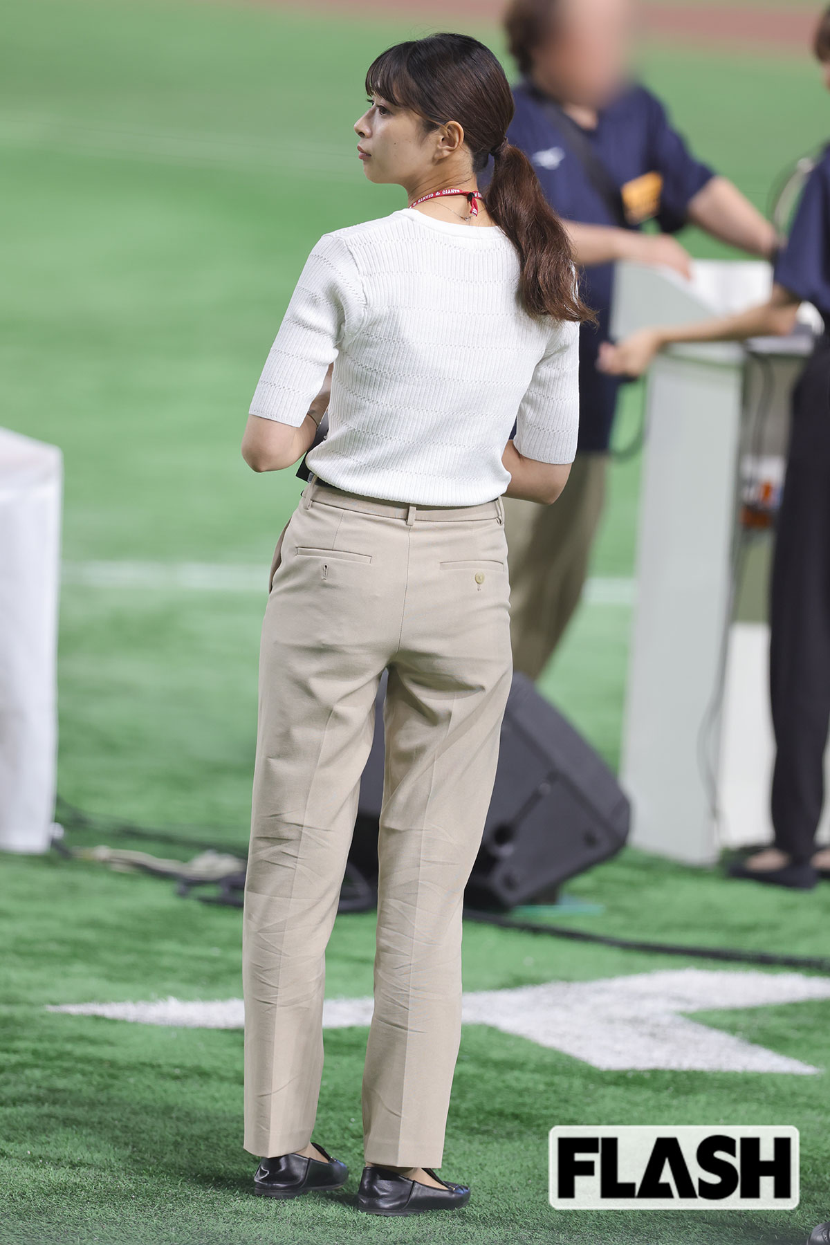 会場を見渡す山本里咲アナ